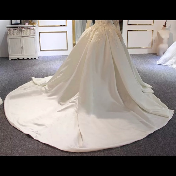 Detachable Skirt train, Lace and Satin - Picture 2 of 4